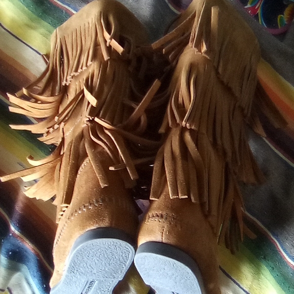 Minnetonka Brown Fringed Boot Moccasin NWOT - Picture 4 of 7